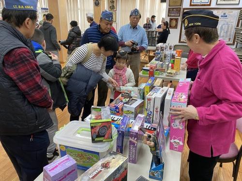 中國僑網紐約華裔退伍軍人會為孩童派發(fā)免費禮物。 (美國《世界日報》/金春香 攝)