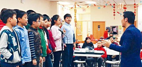 中國僑網(wǎng)華康會(huì)圣誕音樂會(huì)現(xiàn)場(chǎng)。 (美國《星島日?qǐng)?bào)》/張之銘 攝)