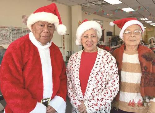 中國僑網(wǎng)76歲緬甸老華僑欽烏(左)很開心以扮演圣誕老人的方式歡慶佳節(jié)。 (紐約僑報網(wǎng)/崔國萁 攝)