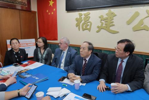 中國僑網(wǎng)貝爾勒(中)至曼哈頓華埠倡導(dǎo)人口普查。(美國《世界日報》張晨/攝)