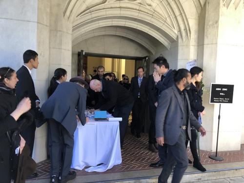 中國僑網(wǎng)大批親友參加曾某的追思會。(美國《世界日報》 劉先進(jìn)/攝)