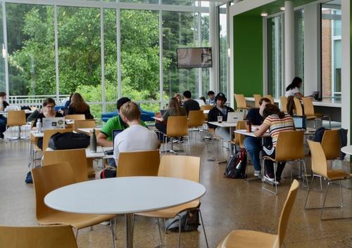 中國僑網(wǎng)留學(xué)生畢業(yè)后將要參加實習(xí)培訓(xùn)。(美國《世界日報》/丁曙 攝)