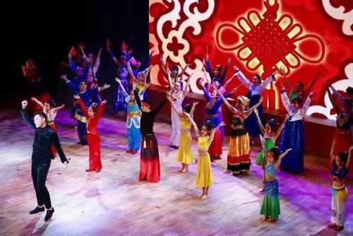 中國僑網(wǎng)圖為晚會演出陣容。(“旅日僑網(wǎng)”微信公眾號)