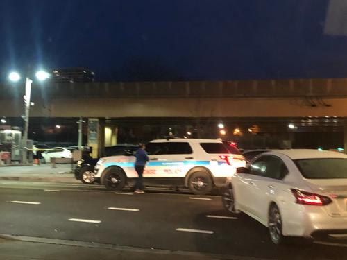 中國僑網(wǎng)芝加哥第九分局警員在中國城執(zhí)勤。(美國中文網(wǎng)/邱洪輝 攝)