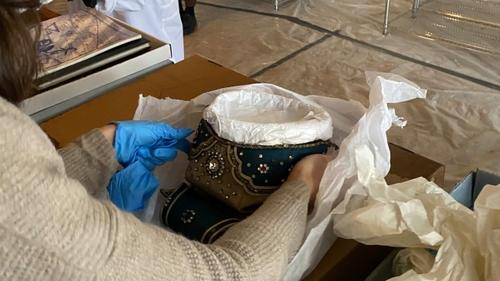 中國(guó)僑網(wǎng)至1月31日已有700盒MOCA館藏和藝術(shù)品被移出。(美國(guó)《世界日?qǐng)?bào)》圖 取自MOCA推特)