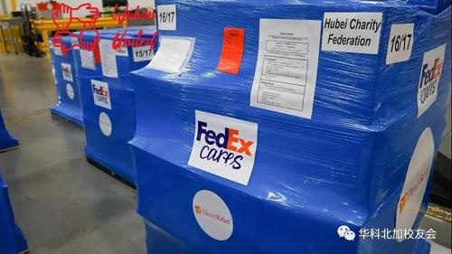 中國僑網(wǎng)在美國倉庫內(nèi)即將送往湖北慈善總會的醫(yī)療物資