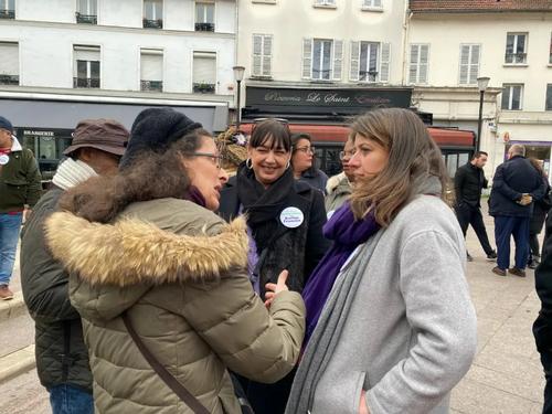 中國(guó)僑網(wǎng)芙蘭克萊聽(tīng)取當(dāng)?shù)鼐用竦摹靶穆暋?。(歐洲時(shí)報(bào)》微信公眾號(hào)“向東向西”/孔帆 攝)