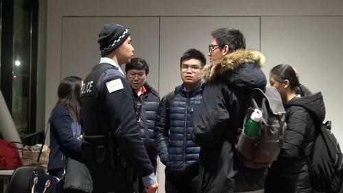 中國僑網(wǎng)當(dāng)?shù)貢r間2月26日,芝加哥警局第九分局在中國城圖書館召開社區(qū)警民會。(圖片來源:美國中文網(wǎng)/邱洪輝 攝)