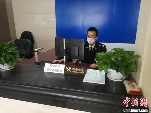中國僑網(wǎng)海關(guān)關(guān)員在線指導(dǎo)通關(guān)事宜。紹興海關(guān)供圖