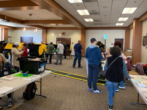 中國(guó)僑網(wǎng)阿罕布拉市圖書(shū)館投票中心里,選民踴躍投票。(美國(guó)《世界日?qǐng)?bào)》/丁曙 攝)