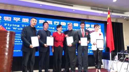 中國(guó)僑網(wǎng)趙美心(中)為募捐活動(dòng)主辦方代表頒發(fā)感謝狀。(美國(guó)《僑報(bào)》/高睿 攝)