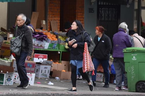 中國僑網(wǎng)舊金山華埠僑商界年逾65歲者占多數(shù),長者被限制出門將使華埠運作再受沖擊。(來源:美國《世界日報》/李秀蘭 攝)