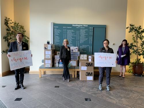 中國僑網(wǎng)華裔民眾與當(dāng)?shù)毓疽黄鹁栀?zèng)口罩給佛利蒙市抗疫一線人員。(美國《世界日?qǐng)?bào)》/林亞歆 攝)