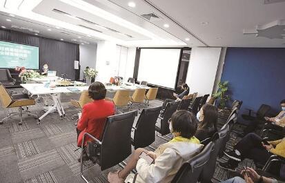 中國(guó)僑網(wǎng)加拿大深圳社團(tuán)聯(lián)合總會(huì)舉辦“新冠肺炎防治知識(shí)”全球直播講座(深圳僑報(bào)/柯東波 圖)