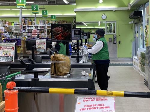 中國僑網(wǎng)疫情下需出門上班行業(yè)人員中西語裔和非洲裔占比重較大。(美國《世界日報》/金春香 攝)