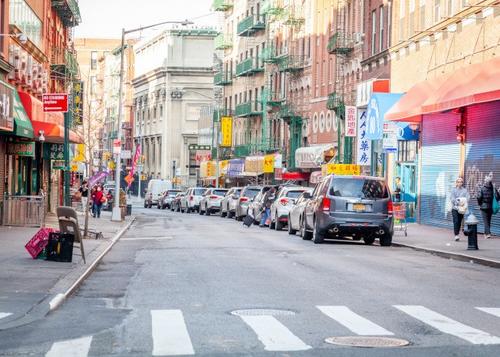 中國僑網(wǎng)疫情影響紐約下東城,華埠居民、商業(yè)受挫。(美國《世界日報》/張晨 攝)