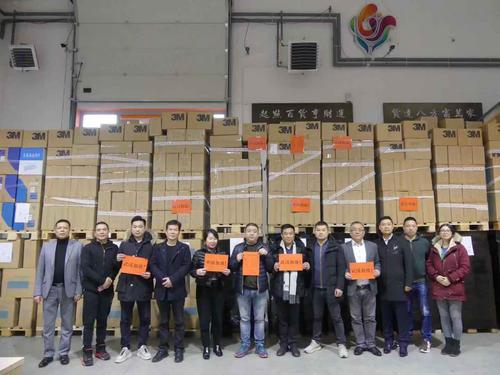 中國僑網(wǎng)旅波華人捐獻(xiàn)物資。 (波蘭北方商會(huì)會(huì)長石立仁供圖)