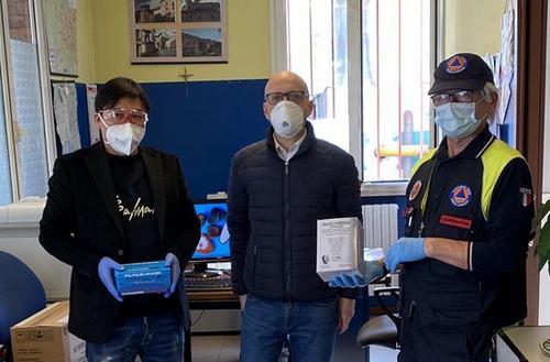 中國僑網(wǎng)米蘭華商趙煥青向紅十字會捐贈醫(yī)療物資。(歐聯(lián)網(wǎng) 僑團(tuán)供圖)