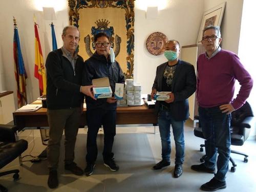 中國僑網(wǎng)Manises市長(左一)和副市長(右一)接受捐贈。(西班牙《歐華報(bào)》)