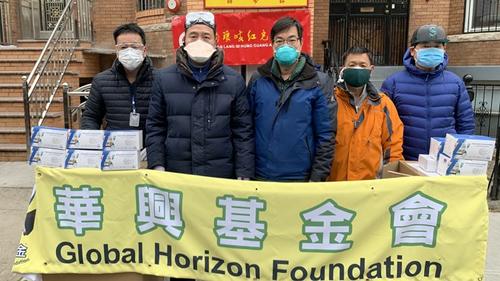 中國(guó)僑網(wǎng)華興基金會(huì)主席陳鍵榕(左二)、董事陳宜昌(中)在紐約布魯克林向僑胞免費(fèi)派發(fā)5000千個(gè)醫(yī)用口罩。(圖片來(lái)源:中國(guó)僑聲網(wǎng))