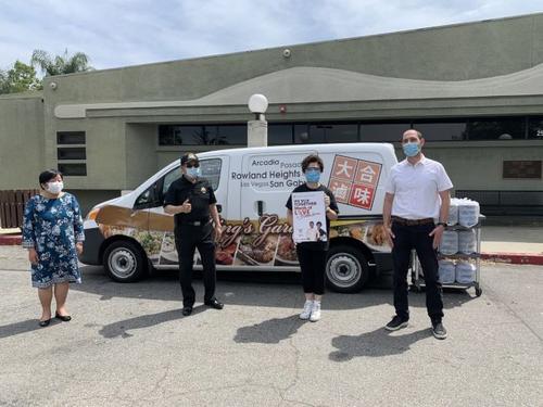 中國僑網(wǎng)西柯汶納市市長吳桐淮(左二)29日接受來自華人商家的抗疫捐贈禮物(美國《世界日報(bào)》/啟鉻 攝)