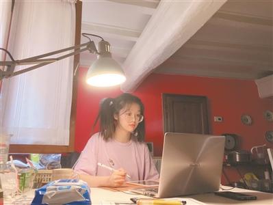 中國僑網(wǎng)楊海霞正在上網(wǎng)課。(《廣州日報》/楊海霞供圖)