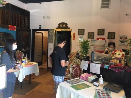 中國僑網(wǎng)外賣人氣上升,不少民眾外賣需排隊。(美國《世界日報》/楊青 攝)