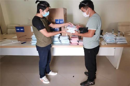 中國(guó)僑網(wǎng)發(fā)放防疫物資
