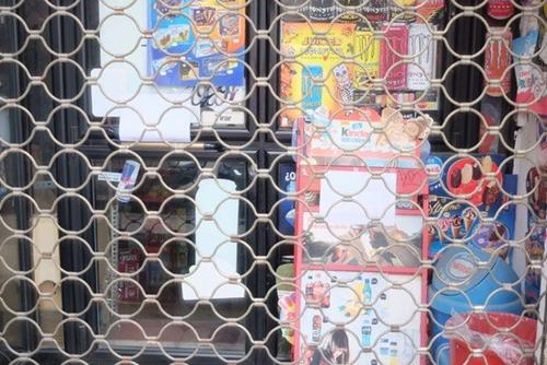 中國僑網(wǎng)出于安全考慮,馬德里部分商鋪至今未開門營業(yè)。(《歐洲時(shí)報(bào)》/唐奕奕 攝)