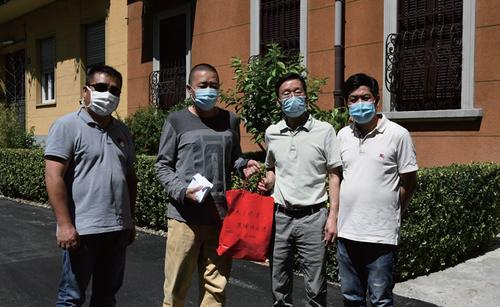 中國僑網(wǎng)米蘭僑界為患病僑胞段延濤捐款。(《歐洲時報》/夏曉彤 攝)