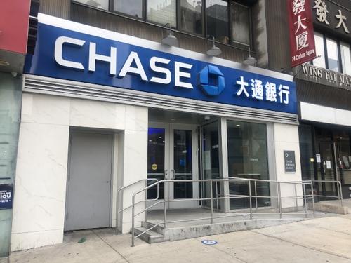 中國僑網(wǎng)案發(fā)地大通銀行。(美國《世界日?qǐng)?bào)》/張晨 攝)