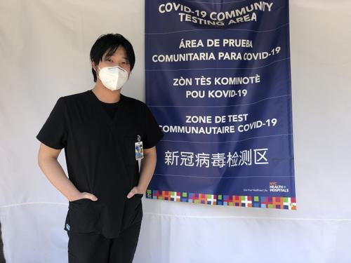 中國(guó)僑網(wǎng)高云尼醫(yī)院華裔助理醫(yī)師吳明一直堅(jiān)持工作。(美國(guó)《世界日?qǐng)?bào)》/張晨 攝)