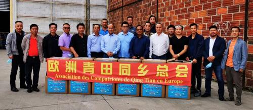 中國僑網歐青總會法國總部成員與各麗水籍僑團代表在分發(fā)現場。 (《歐洲時報》/黃冠杰 攝)