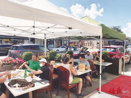 中國(guó)僑網(wǎng)貝爾大道上華人戶外餐廳。(美國(guó)僑報(bào)網(wǎng)/張晶攝)