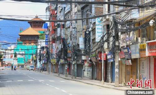 中國僑網(wǎng)資料圖:封鎖狀態(tài)下的加德滿都主要商業(yè)區(qū)“新街”。張晨翼 攝