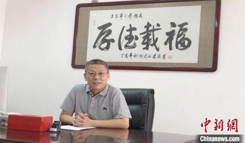 中國僑網(wǎng)圖為中國駐印尼使館經(jīng)商處公參王立平出席開幕式并致辭。印尼中國商會 供圖