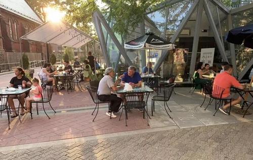 中國僑網(wǎng)紐約市議會16日通過法案,允許餐館業(yè)者對食客加收不超過10%的“疫情恢復(fù)費”。(美國《世界日報》/和釗宇 攝)