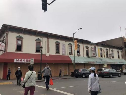 中國僑網(wǎng)奧克蘭華埠一棟兩層商業(yè)樓遭火災。(美國《世界日報》/劉先進 攝)