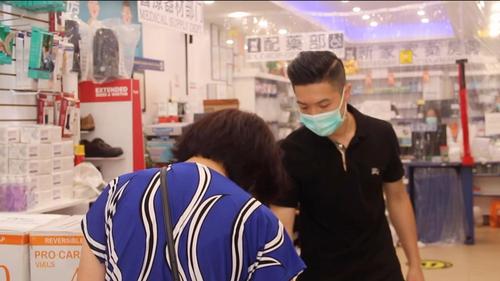 中國僑網(wǎng)藥房營業(yè)期間。(美國《世界日報》 顏潔恩/攝)