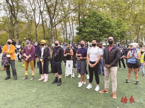 中國僑網(wǎng)數(shù)百名民眾在布魯克林市中心舉行游行集會。(美國《僑報》/崔國萁 攝)