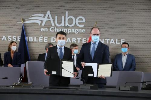 中國僑網(wǎng)法國山東商會會長王博生和莫奈特里埃董事長展示簽署的合作協(xié)議。(《歐洲時報》/黃冠杰 攝)