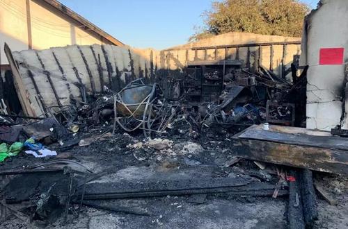 中國僑網(wǎng)現(xiàn)場一片狼藉。(美國《世界日報》/張宏 攝)