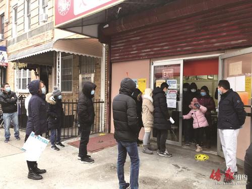 中國僑網(wǎng)布魯克林華協(xié)會移動測試點前大排長龍。(美國《僑報》/高詩云 攝)