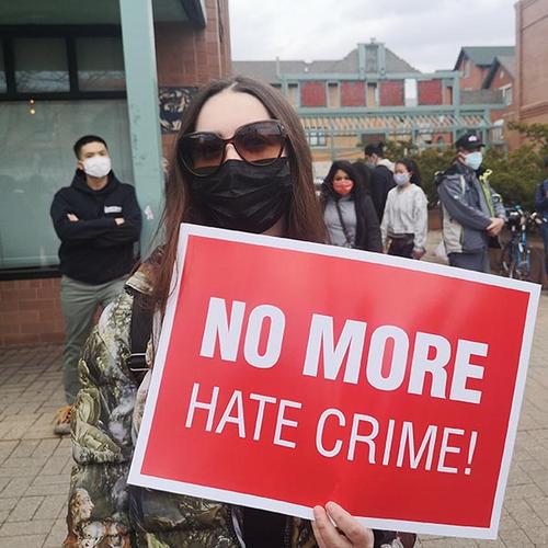 中國僑網(wǎng)參加“保治安反歧視大集會(huì)”的人們。(美國《芝加哥華語論壇報(bào)》/張大衛(wèi) 攝)