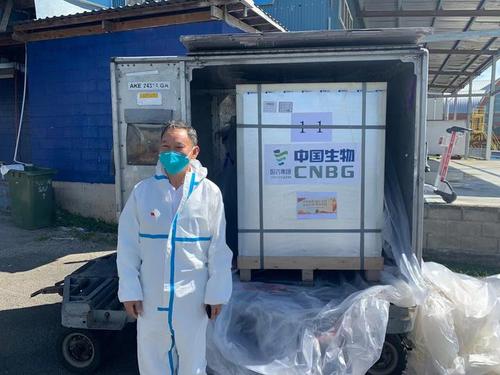 中國僑網(wǎng)中國駐薩摩亞大使巢小良親赴機場迎接中國疫苗