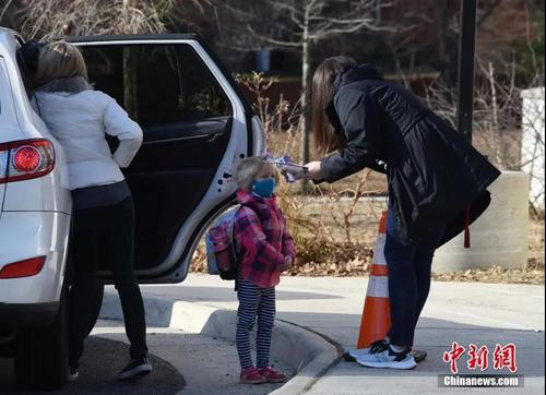 中國僑網(wǎng)資料圖:美國中小學(xué)陸續(xù)返校復(fù)課