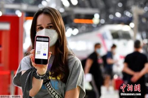 中國(guó)僑網(wǎng)資料圖:意大利一名乘客在火車站出示健康證明