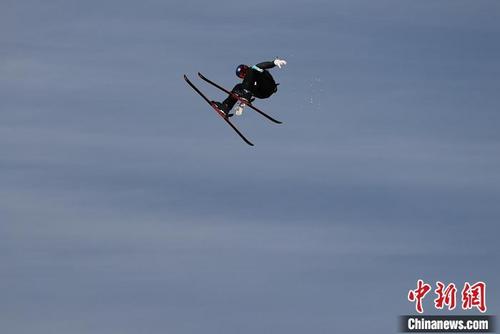 中國僑網(wǎng)谷愛凌在比賽中。圖片來源:視覺中國