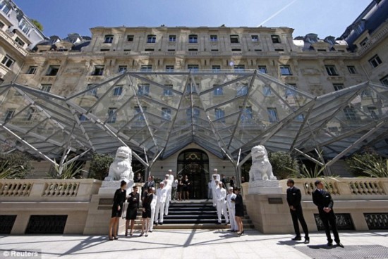 中國僑網(wǎng)中國石獅守衛(wèi)巴黎半島酒店。(法國歐洲時報網(wǎng)援引北京環(huán)球網(wǎng))