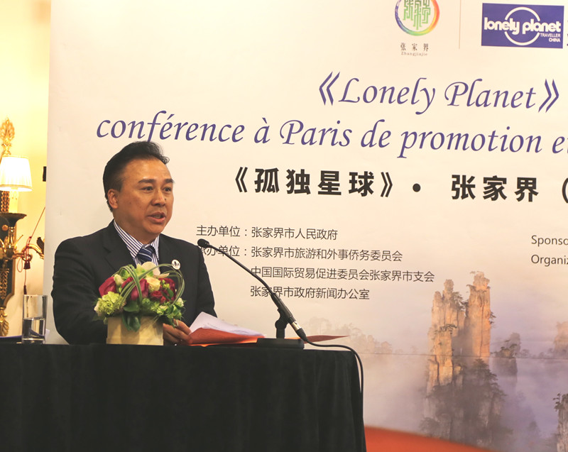 中國僑網(wǎng)蘭智平主任詳細介紹了張家界的旅游設施和服務。(法國《歐洲時報》)